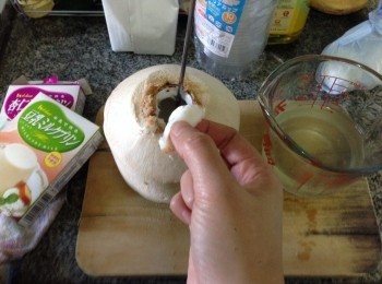 step4: 材料參考（用椰水完全代替了水沖布甸粉的水份及糖）按包裝盒上指示的水量加