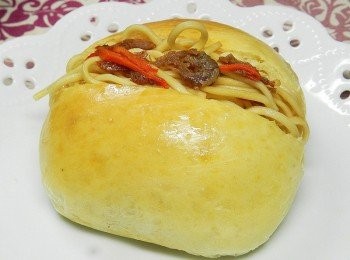 step10: <span class="group_1">麵包</span>對剖，將炒<span class="group_1">麵包</span>入