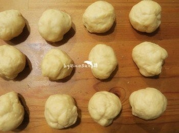 step5: 麵糰和奶油分割成小塊整成需要的形狀