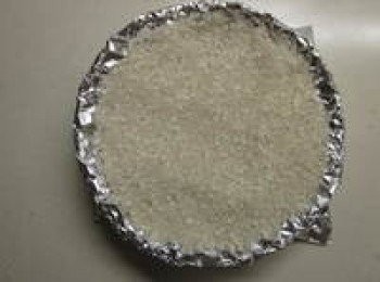 step9: 鋪一層錫箔紙,再用重石(或米.豆子..等)壓住,以防烘烤時隆起