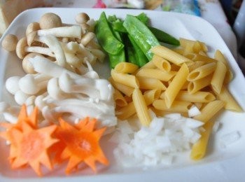 step3: 將<span class="group_1">食材</span>洗淨做處理，義大利斜管麵放入滾水煮熟