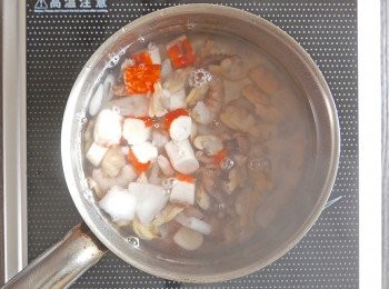 step9: 面料和組合：
預備材料：煮滾一鍋水，水滾後放入己解凍的雜錦海鮮，燙 1 分鐘後撈起隔水，以廚紙印乾備用。另外把青椒切絲，粟米粒隔水備用。