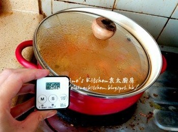 step8: 15分鐘將蝦肉加入湯中拌勻 , 蓋上蓋轉慢火煮5分鐘至蝦肉熟透