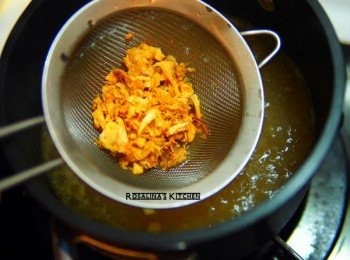 step17: 此時，就可以去把鱸魚高湯煮開了，並且加入油蔥。油蔥只要用一個濾網這樣煮出味道，就不會整道湯都是油蔥的渣渣囉