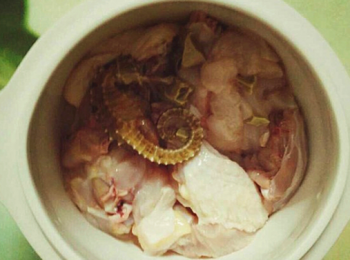 step2: 海馬和田七洗淨，我的海馬和田七是先前泡過的，所以洗淨然後直接放入燉鍋中