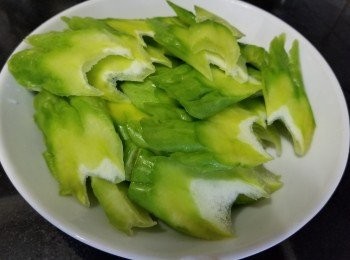 step9: 做法 :

五花腩用薑片, 黃酒出水去腥 , 再放入煲湯煲 1'1/2 小時 , 取出後稍為放涼 , 再用針插在豬皮上插滿窿 , 用五香粉 , 雞粉 , 胡椒粉 , 塗抹在五花腩上 , 閒置 2 小時或放入雪櫃冷凍 .

之後取出吸乾五花腩的水份 , 用光波爐 250 度火烤 30 分鐘 , 取出放涼後切件備用 .

起油鑊爆香蒜頭 , 乾蔥, 薑片 , 大火快炒涼瓜  , 炒至少少軟身 , 加入半碗水 , 糖 , 雞粉 , 少少辣椒碎 , 將火腩回鑊稍為輕炒 , 再蓋好用中火煮滾 , 用少少麻油 , 生