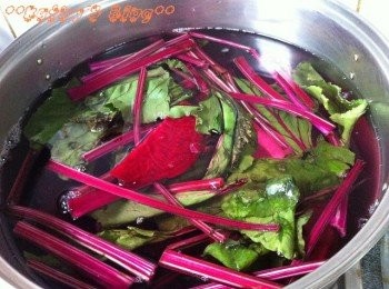 step4: 隨水將紅菜頭及薑放入煲內開始煲~