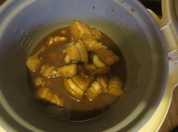 step5: 放进电饭煲按键，煮至跳键既可。