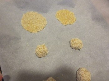 step5: 烤盤放防沾纸，将芝麻球放烤盤上按扁，弄薄点会脆点，摄氏170度烤10分既可。烤后待凉，密封保存。
