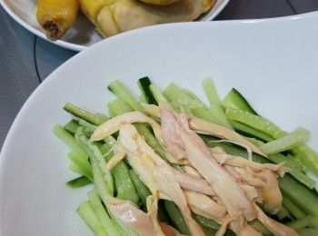 step3: 將雞肉拆絲放在青瓜上。將【<span class="group_2">涼拌醬</span>】拌成醬汁，食前淋上便可。
