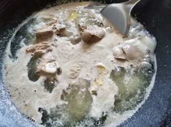 step10: 將豬骨，豬膶用薑片出水去腥