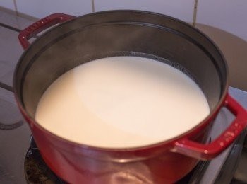 step4: 加入牛奶和冰糖，用中小火煮至微滾後，調到最小火邊攪拌邊煮至所有冰糖溶化。