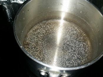 step7: 預備一鍋熱水(約80℃)。
Prepare a pot of hot water (about 80℃).