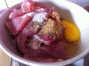 step1: 把肉眼洗淨切片大概0.5cm厚，用刀背前後排鬆，加入所有肉片醃料醃製30分鐘。
紅辣椒切片待用。