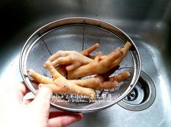 step8: 待滾期間將浸30分鐘的<a href="https://bit.ly/3kLFTWO" target="_blank" data-keyword="雞腳" class="guide-link"><strong>雞腳</strong></a> <span style="display:inline-block;vertical-align:middle;margin-top:-3px;color:initial;border-radius:3px;padding:2px 3px;font-size:12px;line-height:14px;background:#87d300;color:#fff;">即買</span> 倒去水份 , 再瀝乾