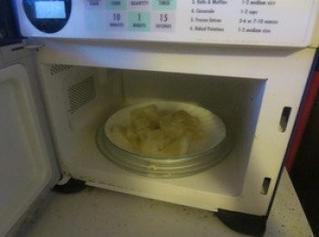 step2: 薯仔瀝乾水，用微波爐叮1分鐘至乾身or平放在焗盤上，入焗爐120度，焗5-7分鐘至乾身