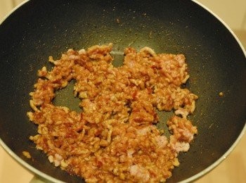 step2: 然後下免治豬肉，炒至肉變色後，下蒜蓉及薑蓉炒均勻