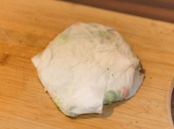 step5: 用廚房紙或乾淨的布吸去紅蘿蔔及西蘭花多餘之水份