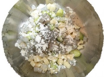 step6: 取一容器將毛豆、蒟蒻丁丁、鮮蝦、蓮藕都沾上薄薄一層麵粉。