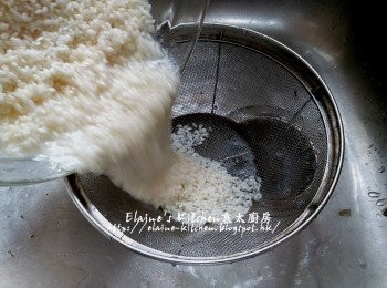 step9: 白米浸好後倒去水份及瀝乾