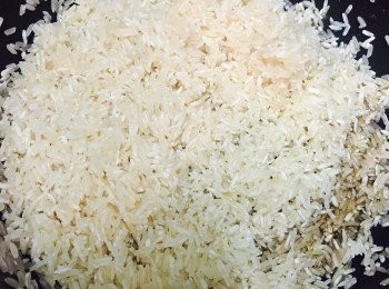 step2: 米洗淨後瀝乾水放電飯煲內，加入鰹魚汁、醬油、清酒、糖和鹽，拌勻。加水，米和水的比例為1:1。