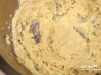 step4: 倒入二砂糖，以低速拌打約2~3分鐘至混合蓬鬆。（如果是手動打發，則約攪打5~6分鐘)。