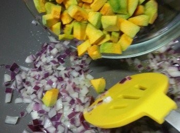 step3: 再落南瓜爆香