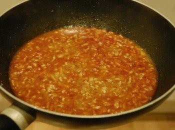 step3: 下一湯碗水（約250毫升）及所有調味料，用中火煮醬汁