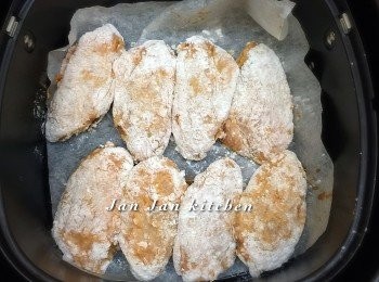 step3: 上粉料先拌勻，焗前將<a href="https://bit.ly/3zHU5V3" target="_blank" data-keyword="雞翼" class="guide-link"><strong>雞翼</strong></a> <span style="display:inline-block;vertical-align:middle;margin-top:-3px;color:initial;border-radius:3px;padding:2px 3px;font-size:12px;line-height:14px;background:#87d300;color:#fff;">即買</span> 沾上上粉料，放入已預熱之氣炸鍋網盤，180度先焗4分鐘。用焗爐亦可，但焗爐要焗長一點的時間。