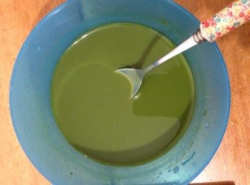 step3: 把抹茶粉放入30克牛奶中攪拌均勻，然後把已浸軟的魚膠片放抹茶牛奶中，放微波爐加熱至魚膠片溶化（隔熱水加熱也可）。