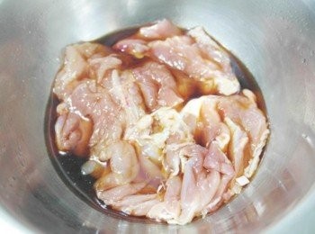 step2: 將雞肉與<span class="group_2">醃料</span>一起醃約1小時!!