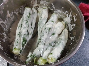 step3: 再將秋葵沾滿脆漿