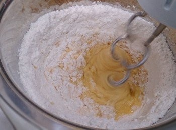 step4: 用電動打蛋器打勻粉糰