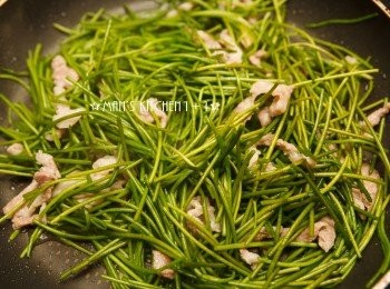 step3: 再來從鍋邊熗入米酒後繼續拌炒。