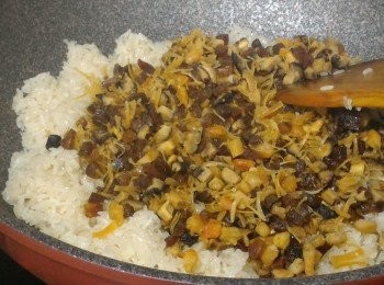 step7: 加入步驟(5)炒勻，分次倒入甜醬油炒勻。最後灑下蔥花便可。
甜醬油:
生抽(淡醬油)2湯匙，老抽(黑醬油)0.5茶匙，砂糖1湯匙。(把以上材料用小火煮至砂糖溶掉)