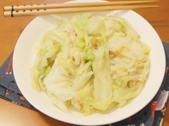 step3: 超級簡單的家常菜!!!! 櫻花蝦炒高麗菜~~香噴噴上桌:)