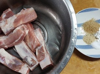 step1: 急凍金沙骨溶雪洗淨後,用
<span class="group_2">醃金沙骨料</span>:
砂糖1茶匙
生粉1茶匙
鹽1/4茶匙
白胡椒粉1/4茶匙醃30分鐘以上待用