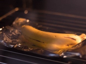 step8: 香蕉最好用熟過頭，表面多黑點的。如只有剛熟的香蕉，可以把香蕉放入大約150 - 160 度的焗爐，10 分鐘後反面再多焗 10分鐘，至表面變黑(不是燒焦，是蕉皮變色)即可
如香蕉肉不夠軟，加入粉漿前請先稍為壓成蓉