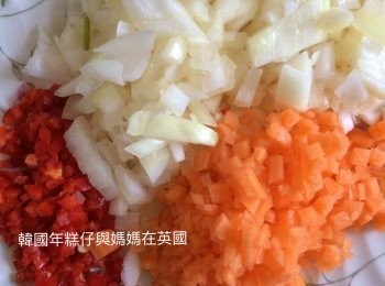 step2: 洋蔥、甘筍和紅辣椒切幼粒。