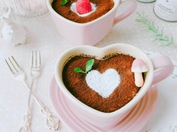 step8: 取出後，篩入防潮可可粉。可在牛油紙剪出心形，然後篩入糖霜。