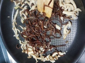 step5: 加入木耳絲炒勻