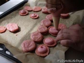 step5: 在將混合好內餡(夾心)均勻塗抹，夾上雙面外層，自製馬卡龍，大成功!