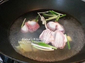 step3: 再放入火<a href="https://bit.ly/3uTwVKG" target="_blank" data-keyword="雞腎" class="guide-link"><strong>雞腎</strong></a> <span style="display:inline-block;vertical-align:middle;margin-top:-3px;color:initial;border-radius:3px;padding:2px 3px;font-size:12px;line-height:14px;background:#87d300;color:#fff;">即買</span> 蓋上蓋用中火出水10分鐘