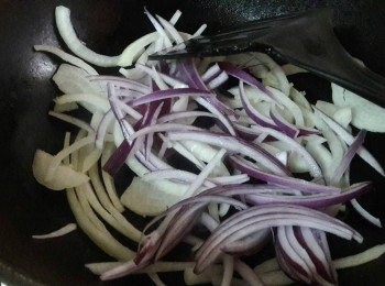 step9: 平底鍋中加入一大匙油燒熱 , 加入白洋蔥絲 , 紫洋蔥絲各半個 , 翻炒至香味出來