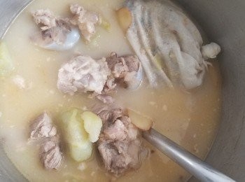 step8: 做法：

先將石狗公大火用薑片煎封至熟，加少少鹽，胡椒粉放涼後，放入魚袋扎好後備用。

再用 2 片薑，黃酒將豬膝骨出水去腥備用 (直至迫出所有血水)，佛手瓜去皮及核切件，放入 2 片薑將豬骨 , 佛手瓜先用 3 湯碗半水大火滾起，轉中細火煲 2 小時，再放入魚袋大火滾 30 - 45 分鐘，少許雞粉調味，完成。