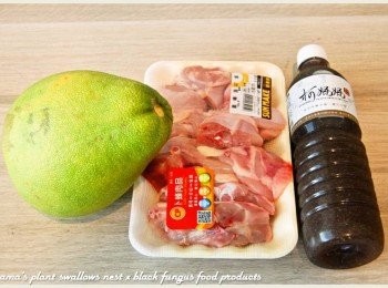 step1: 準備黑木耳養生露、雞腿肉塊、文旦、薑片等料理<span class="group_1">食材</span>。