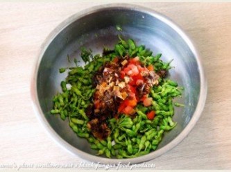 step3: 紅椒麻辣黑菇醬用菜刀剁碎，牛番茄切成丁狀後，與山翡翠一同放入碗中。