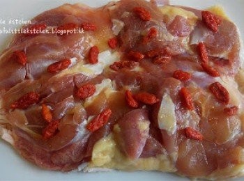 step2: 杞子用水浸軟，再放上醃好的<a href="https://bit.ly/2ZxapeY" target="_blank" data-keyword="雞扒" class="guide-link"><strong>雞扒</strong></a> <span style="display:inline-block;vertical-align:middle;margin-top:-3px;color:initial;border-radius:3px;padding:2px 3px;font-size:12px;line-height:14px;background:#87d300;color:#fff;">即買</span> 上。