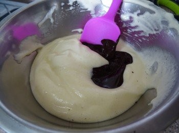 step5: 將小許麵糊(約一小碗)與上面材料(3）混合成朱古力蛋糕槳