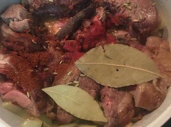 step6: 接著放入蕃茄糊、月桂葉和肉桂條。